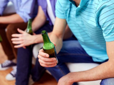 teens-undeterred-by-alcohol’s-negative-effects,-uk-study-finds